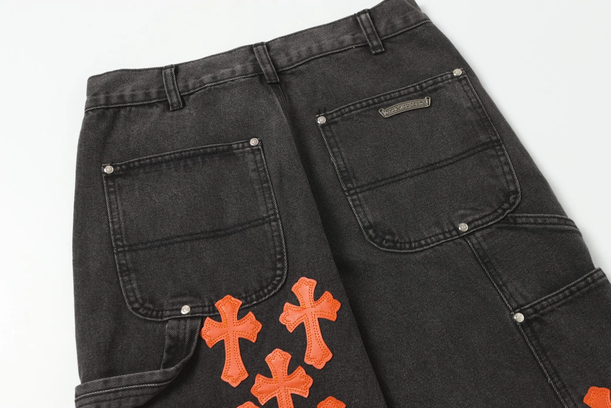 KE9103 #P216 The only correct leather label version on the market Chrome Hearts CH Cross embroidery distressed jeans Top ceiling quality 100% correct version The correct version is here!  Believe me this must be the best quality you will ever come across! ! Excellent value for money! !  Styles with different washes and textures are very friendly to people with thin legs and thick legs. The straight version is very flattering to the shape of the legs. The moderate length is timeless and easy to match. It is the basis of various styles and a must-have in the wardrobe! ! Add a little stacking to easily control the clean fit trend that has exploded this year. The fabric is stiff but also makes the upper body soft without losing texture. The sides and cuffs of some styles have a bone-wash effect. The vintage flavor pops up all at once. It’s really hard not to love it! ✅Correctly customize the Croxin metal leather label on the back panel. It is not sold directly with the cross on the finished jeans. 1:1 copying strives for excellence and the details are perfectly grasped. ✅The cross leather label is clear and smooth. Exquisite turning top craftsmanship. ✅Buttons, zippers and hardware are all customized versions of the Croxin LOGO. ✅High-cost washing process. Size: 28 30 32 34 36 (5 sizes)
